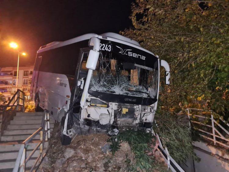 <p>Yaşanan kazada E.C. (49) otomobilin içinde yaşamını yitirirken, 8 kişi de yaralandı. Yaralılar Alanya'daki çeşitli hastanelere kaldırıldı. Karayolunun adeta savaş alanına döndüğü kaza sonrası araçlar çekiciyle yoldan kaldırıldı.<br />
Kazayla ilgili inceleme başlatıldı.</p>