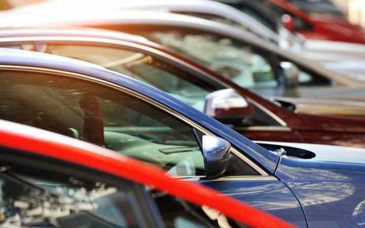 <p>2021 Eylül ayı otomobil satışları 43 bin 500 olarak gerçekleşti. Satışlarda SUV modeller, sedanları net olarak geride bıraktı.</p>
