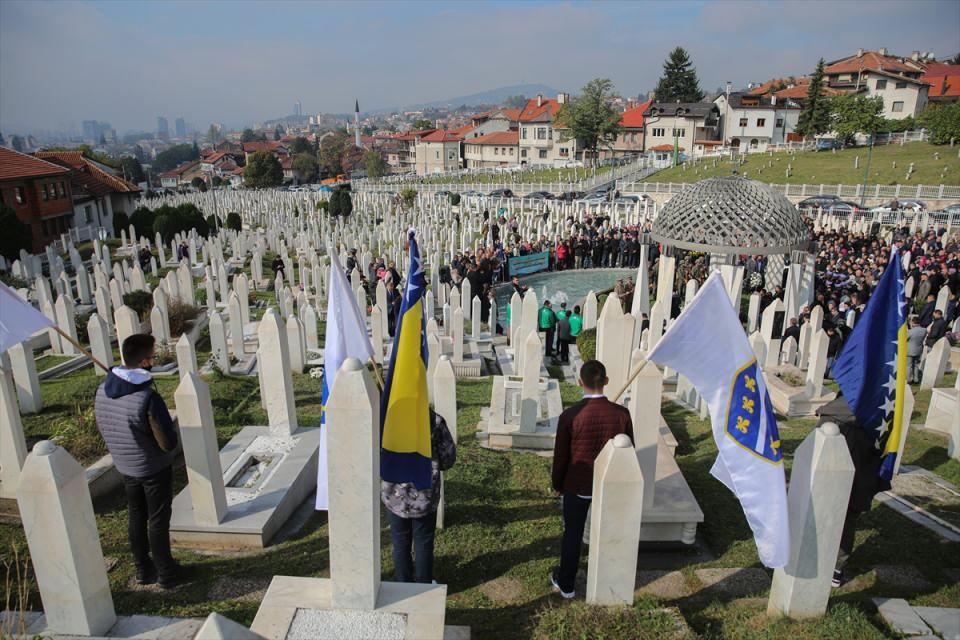 <p>Bugün de ülkedeki en güçlü Boşnak partisi konumundaki Demokratik Eylem Partisini (SDA) 1990'da kuran İzetbegoviç, Bosna'da 1992-1995'teki savaşta halkına önderlik etti.<br />
</p>