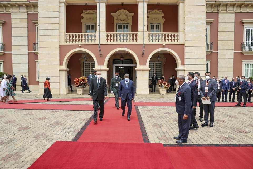 <p>Angola Meclisi'ne hitap edecek Başkan Erdoğan, Dr. Antonio Agostinho Neto Anıtı'nı ziyaret edecek, Dış Ekonomik İlişkiler Kurulu (DEİK) tarafından düzenlenecek Angola-Türkiye İş Forumu'na katılacak.</p>

<p> </p>
