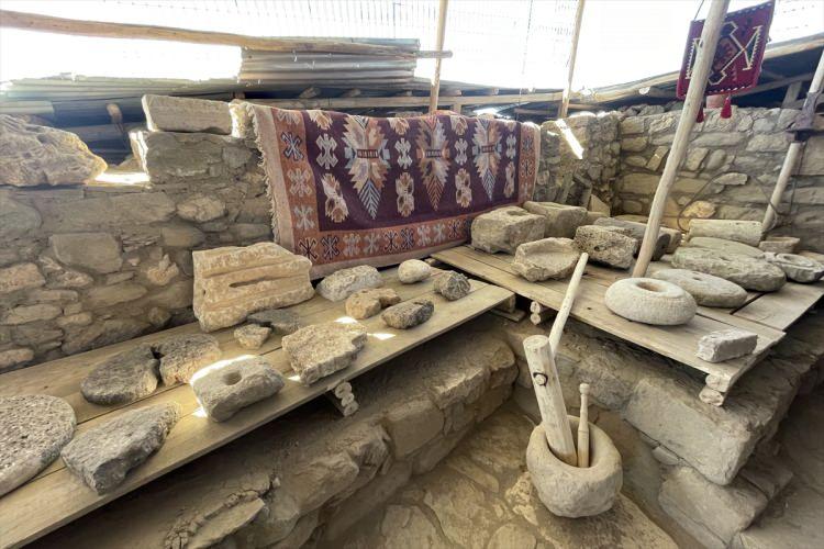 <p>Elazığ Valisi Ömer Toraman, restorasyonu tamamlanan Urartu Kutsal Alanı, su sarnıcı (zindan) ile Orta Mahalle ve Kürsü Başı mekanlarının ziyarete açılması dolayısıyla düzenlenen programda, Elazığ'ın köklerini ve ruhunu yansıtan tarihi Harput Mahallesi'nin UNESCO Dünya Miras Geçici Listesi'nde olmasının önemli olduğunu belirtti.</p>