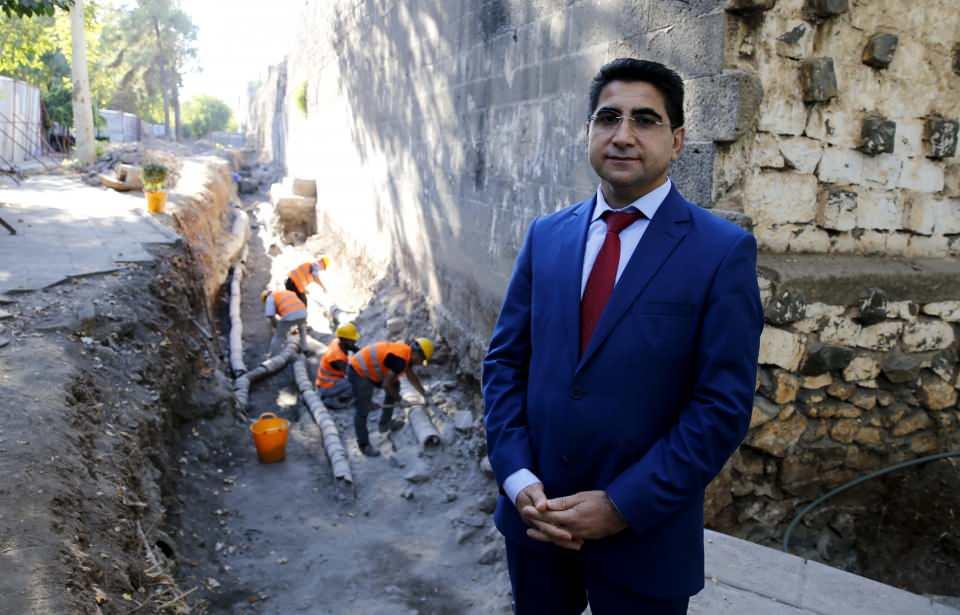<p>Kanuni Sultan Süleyman'ın, Diyarbakır'a gelen ilk Osmanlı sultanı olduğunu aktaran Koç, Diyarbakır'da birçok yatırım yaptığını, birçok eser bıraktığını söyledi.</p>
<p>Koç, "Buradaki su şebekesi sur içerisine alındıktan sonra, camilere, hanlara, hamamlara ve evlere buradaki belirlemiş olduğumuz toprak künkler vasıtasıyla su dağıtımı gerçekleştirilmiştir." diye konuştu.</p>