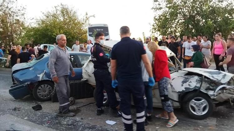 <p>Antalya’nın Alanya ilçesinde meydana gelen zincirleme trafik kazasında 1 kişi hayatını kaybetti, 8 kişi yaralandı. Bir midibüs ve altı aracın karıştığı kaza sonrası karayolu savaş alanına döndü.</p>
