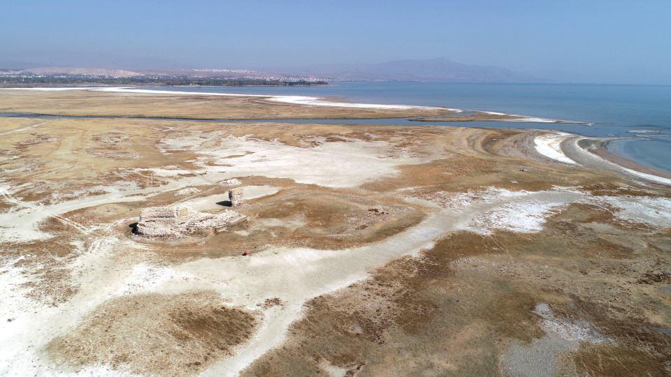 <p>Havzadaki birçok dere ve gölet kururken, barajlar taban seviyesini gördü. Dünyanın en büyük sodalı gölü Van Gölü ise kuraklığa bağlı olarak her geçen gün küçülüyor.</p>
