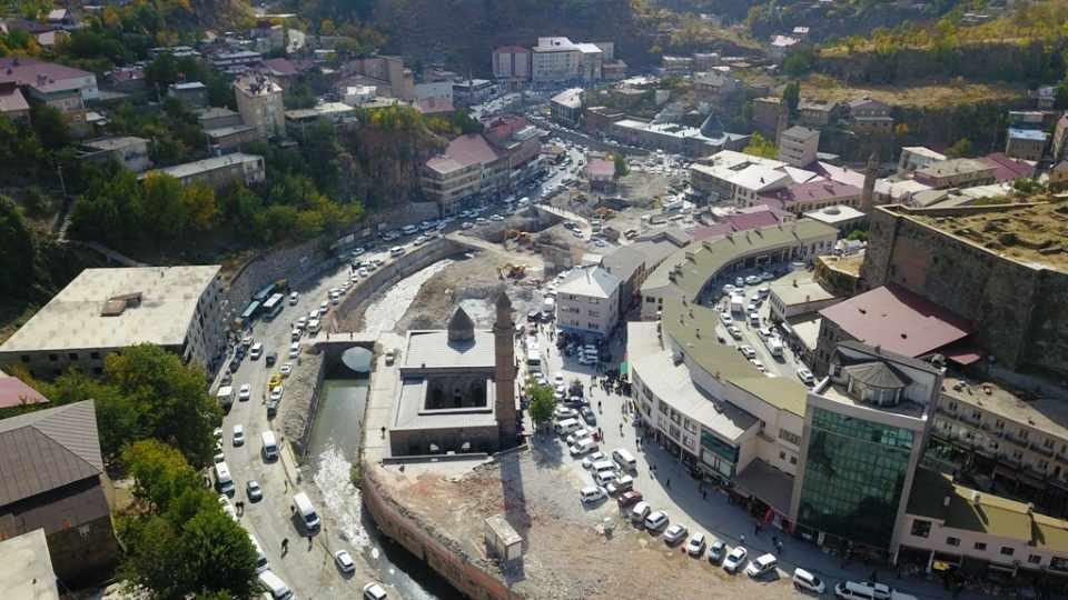 <p>Betonarme yapılan tasfiyesi, ıslahı mümkünse ıslahının yapılması, modern yapılara izin verilmemesi, tarihi Bitlis evlerinin restorasyonu amacıyla bir büyük projeye daha ihtiyaç vardır. </p>