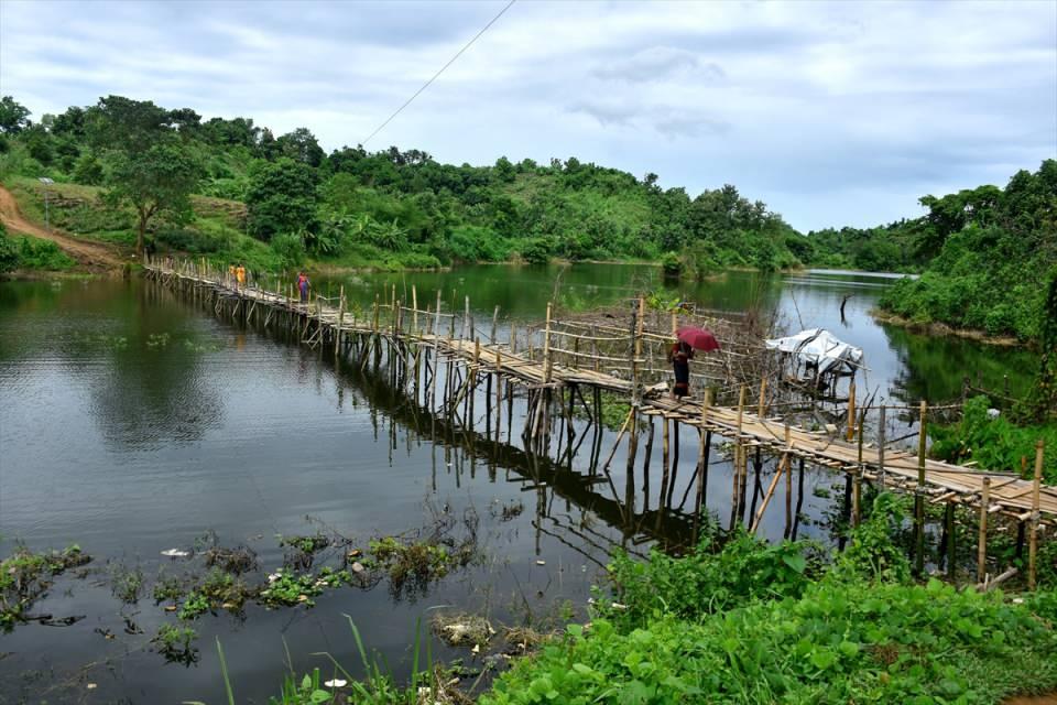 <p>Kaptai gölünün sularının bir kısmının geçtiği bölge üzerine kurulu, Uluçara köyü sakinleri tarafından inşa edilen köprünün yerine 20 yıldır yeni bir köprü inşa edilmezken kazazedelerin çoğunluğunu çocuk ve kadın yayalar oluşturuyor.</p>
