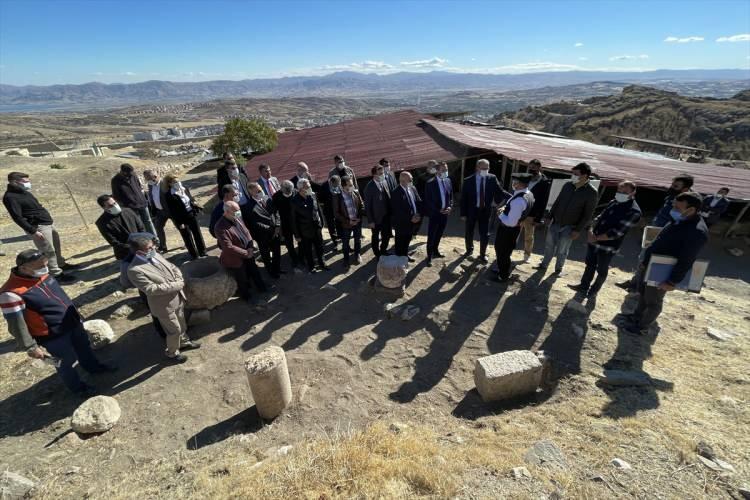 <p>Bu kapsamda 2014'ten bu yana yaklaşık 7 bin 500 metrekarelik alanda arkeolojik kazı çalışmaları ile bazı bölümlerinde restorasyon çalışmalarının tamamlandığını aktaran Aytaç, şöyle devam etti:</p>

<p> </p>
