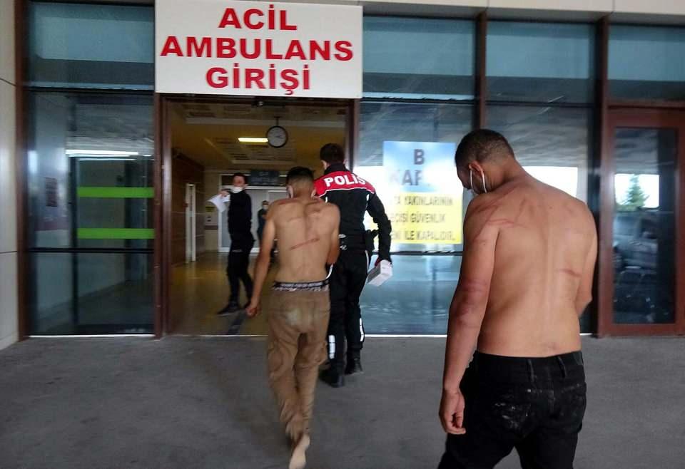 <p>Gelen polis ekiplerince araca alınan göçmenler, Sultan 1'inci Murat Devlet Hastanesi'ne götürülerek tedaviye alındı.</p>
