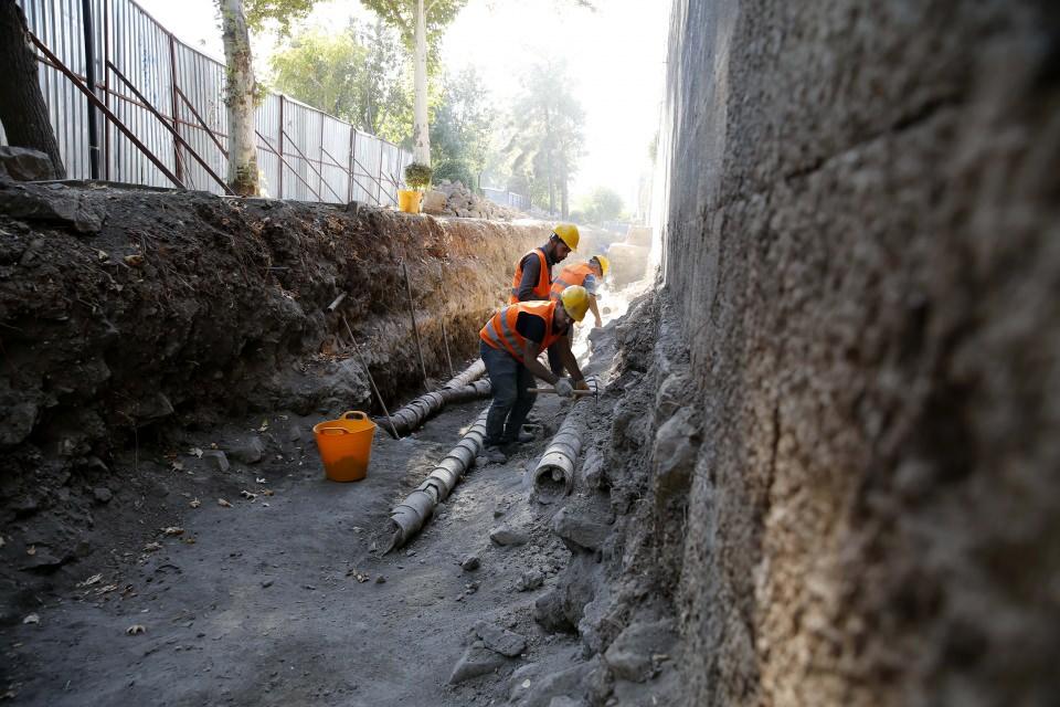 <p>Bu seferler sırasında kentte uzun süre konakladığı yazılı kaynaklarda mevcut. Diyarbakır halkının susuzluk sorununu çözmek üzere 1543'te Gözeli'den Hamravat suyunu halk arasında 'kantara' diye adlandırılan su kemerleriyle şehre kadar getirmiştir."</p>
