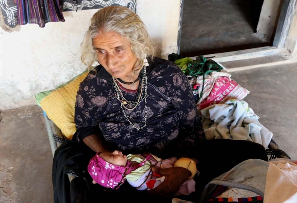 <p>70 yaşındaki kadın tüp bebek yöntemiyle sağlıklı bir erkek çocuk dünyaya getirdi.</p>