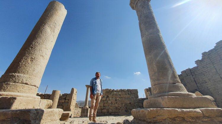 <p>Satala’da yapılan kazı çalışmaları sırasında Geç Tunç Çağı'na ait 5 bin yıllık mezar ile Ayasofya’yı yaptıran İmparator Justinyanus’un tamir ettirdiği kale surları ile bin 500 yıllık hamam yapısının ortaya çıktığı alana 2 kilometre uzaklıktaki Sökmen köyünde de Urartu dönemine ait yaklaşık 3 bin yıl öncesinin bronz savaşçı kemeri, o dönem işlenen demir madenin cürufları ve işlenmemiş demir cevherleri bulundu.</p>

<p> </p>
