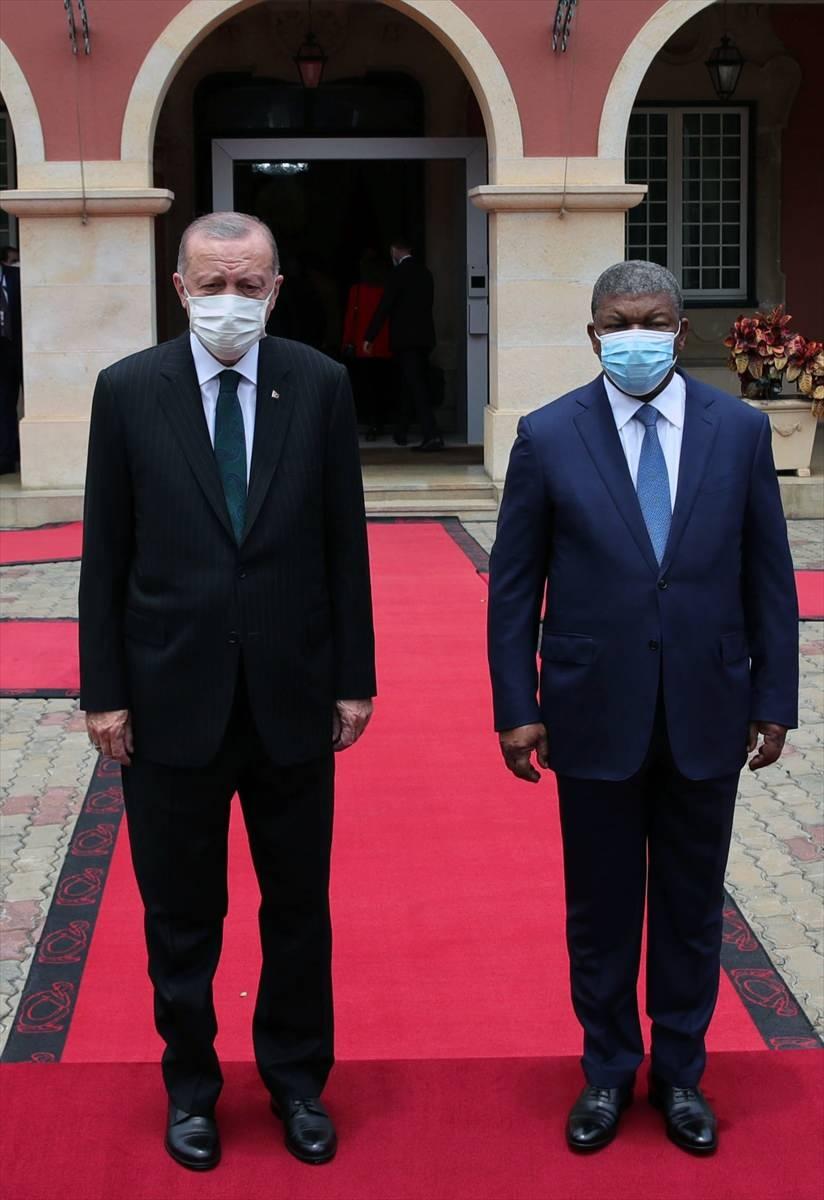 pTürkiye Cumhurbaşkanı Recep Tayyip Erdoğan, resmi ziyarette bulunduğu Angola'nın başkenti Luanda'da Angola Cumhurbaşkanı Joao Manuel Gonçalves Lourenço tarafından resmi törenle karşılandı./p 