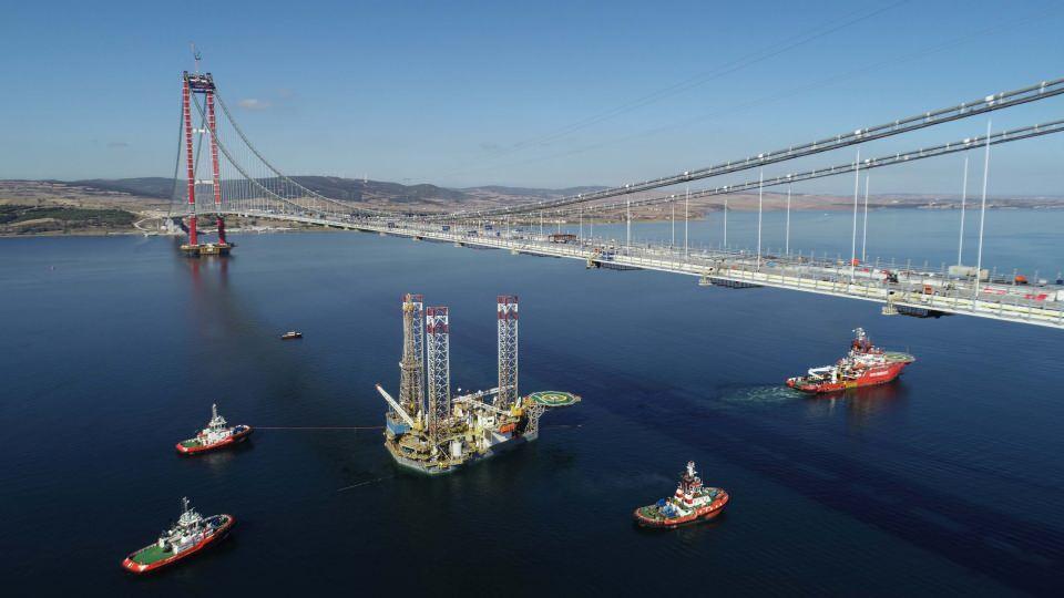 <p>Platform, Nene Hatun acil müdahale gemisi tarafından çekilerek İstanbul Silivri’ye götürülmek üzere yola çıkarıldı.</p>