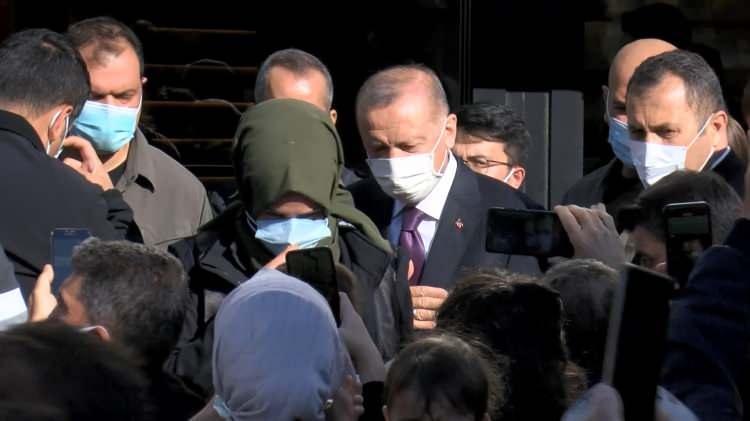 <p>Yaklaşık bir saat süren ziyaretinin ardından Cumhurbaşkanı Erdoğan kafeden ayrılarak Vahdettin Köşkü'ne geçti.</p>
