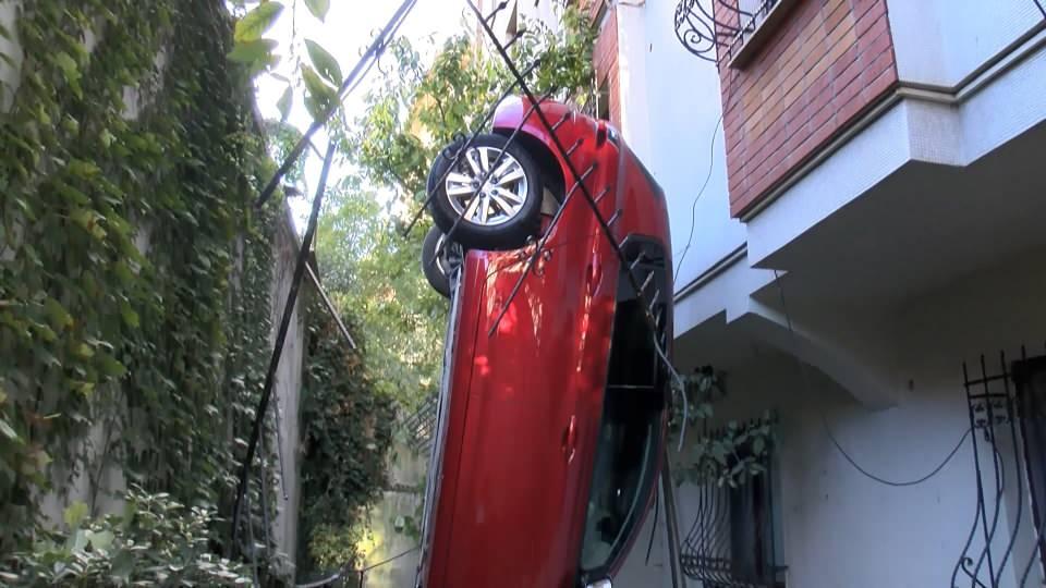 <p>Otomobil getirilen vinç yardımıyla düştüğü yerden çıkarıldı. Ardından çekiciyle otoparka çekildi. </p>
<p><br />
Polis, kazayla ilgili inceleme başlattı.</p>
<p> </p>