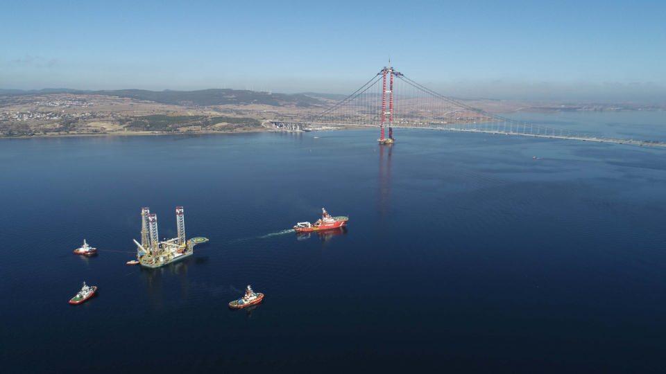 <p>Çanakkale Boğazı'na pazartesi günü giriş yapan 'Albatross' isimli ağır yük gemisinin üzerinde taşıdığı 124 metre yüksekliğe sahip platform, su yüzeyinde kalan ayak yükseklikleri 67 metreye düşürüldükten sonra bugün en yüksek noktası 83 metre olan 1915 Çanakkale Köprüsü'nün altından geçirildi.</p>
