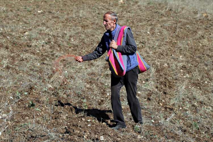 <p>İlk başladıklarında kendi imkanlarıyla yaptıklarını daha sonra Doğa Koruma ve Milli Parklar Gümüşhane şubesinin kendilerine destek olarak buğday ve traktörün sürüm ücretini karşıladığını ifade eden Öztürk, “Bu topraklar 20 sene sürülmedi daha sonra biz sürmeye başladık 11 yıldan beri. Her sene bir fiil ekiyoruz. Biz buraya başladığımızda bu arazinin yolu yoktu. Buğdayı sırtımızda taşıyorduk. Özel İdaremiz bizi kırmadılar geldiler buranın yolunu vurdular” diye konuştu.</p>
