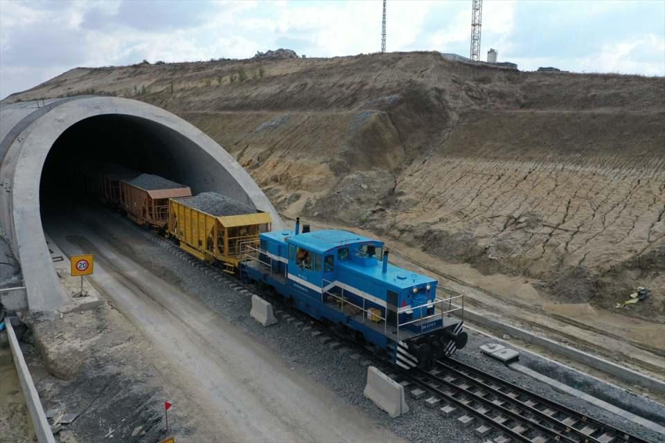 <p>Türkiye'nin Avrupa ülkeleriyle yüksek standartlı demir yolu bağlantısını sağlayacak "Halkalı-Kapıkule Demir Yolu Projesi" kapsamında inşası süren Çerkezköy-Kapıkule hattındaki çalışmaların yüzde 50’sine yakını tamamlandı.</p>

