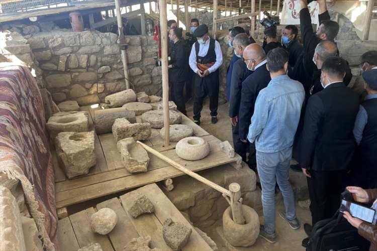 <p>Elazığ'daki Harput Kalesi'nde restorasyonu tamamlanan alanlar, Harput'un fethinin 936. yılında düzenlenen törenle ziyarete açıldı.</p>
