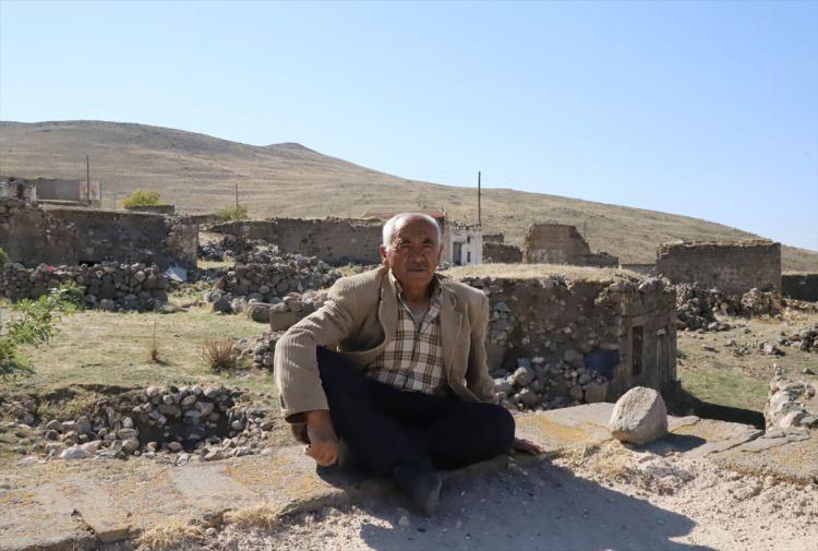 <p>Eşinin 10 yıl önce kanserden öldüğünü ve hayatının daha da zorlaştığını, onun kaybının ardından köyde tek başına yaşadığını anlatan Salman, "Valimizden buzdolabı, televizyon, soba ve evimin akan çatısının yapılmasını istedim. Valimiz beni Aksaray'a götürmek istedi. Ancak ben kabul etmedim. Aksaray'da altın kafese de koysalar yine gitmem. Burada dağın havası çok iyi geliyor. Köyümü terk etmek istemiyorum. Aksaray'a gidersem 1 yıl içerisinde ölürüm. Ben burada çok rahatım." sözlerine yer verdi.</p>
