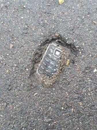 <p>Beton altından çıkan eski bir telefon.</p>
<p> </p>