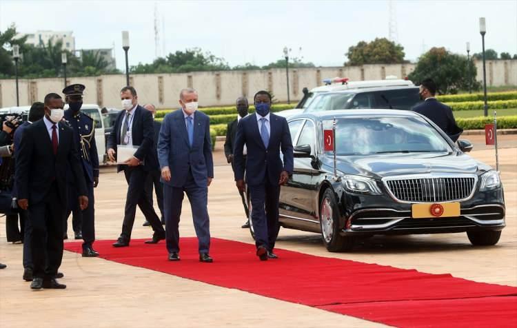 <p>Türkiye Cumhurbaşkanı Recep Tayyip Erdoğan, özel uçak "TUR" ile TSİ 15.15'te Togo'nun başkenti Lome'ye geldi.</p>

<p> </p>

