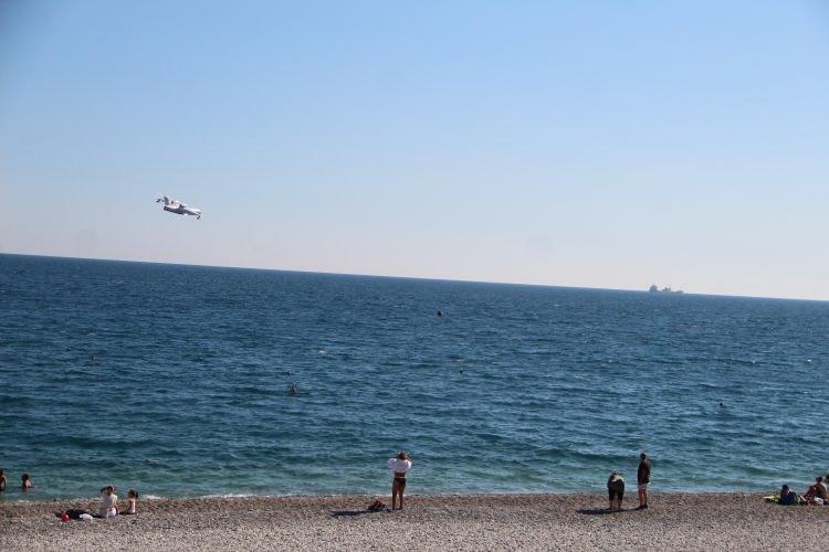 <p>Antalya'nın dünyaca ünlü Konyaaltı Sahili’nde denize doğru alçalan uçak düştü zannedilince kış süreli panik oluşturdu.</p>
