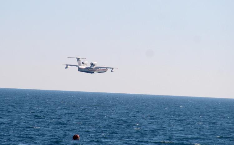 <p>Turizm kenti Antalya’da dünyaca ünlü Konyaaltı Sahili üzerinde öğle saatlerinde denize doğru alçalan uçağı görenler, düştüğünü zannederek, durumu 112 Acil Çağrı Merkezi’ne bildirdi.</p>
