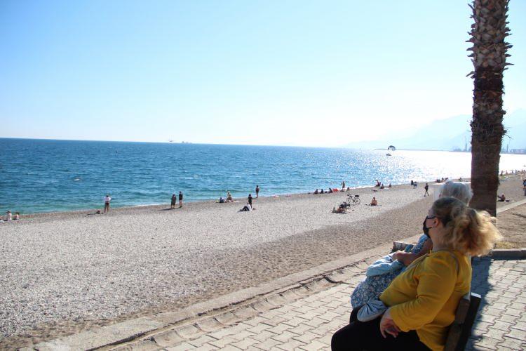 <p>Bölgede hem karadan hem denizden araştırma yapan ekipler, uçağın Konyaaltı Dutdibi mevkinde devam eden orman yangına su almak için iniş yapan yangın söndürme uçağı olduğunu belirledi.</p>