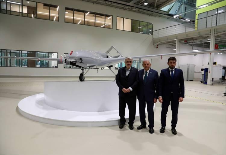 <p>Baykar Yönetim Kurulu Başkanı Özdemir Bayraktar vefat etti. Başbakan Binali Yıldırım, 07 Mayıs 2018 tarihinde İstanbul’da İnsansız Hava Aracı Üretim Fabrikası’nı ziyaret etti. Yıldırım, Baykar Makina Yönetim Kurulu Başkanı Özdemir Bayraktar'dan (solda) ve BAYKAR Makina Teknik Müdürü Selçuk Bayraktar'dan (sağda) çalışmalar hakkında bilgi aldı. ( Arşiv )</p>

<p> </p>
