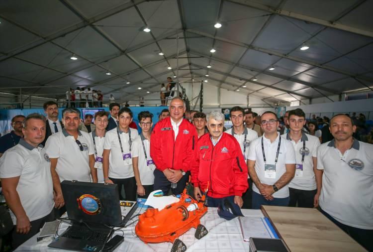 <p>Baykar Yönetim Kurulu Başkanı Özdemir Bayraktar vefat etti. Kültür ve Turizm Bakanı Mehmet Nuri Ersoy (ortada), Türkiye'nin en büyük teknoloji etkinliği TEKNOFEST İstanbul Havacılık, Uzay ve Teknoloji Festivali'ni (TEKNOFEST İstanbul) ziyaret etti. Baykar Yönetim Kurulu Başkanı Özdemir Bayraktar (sağ 5), Ersoy'a eşlik etti. ( Arşiv )</p>

<p> </p>
