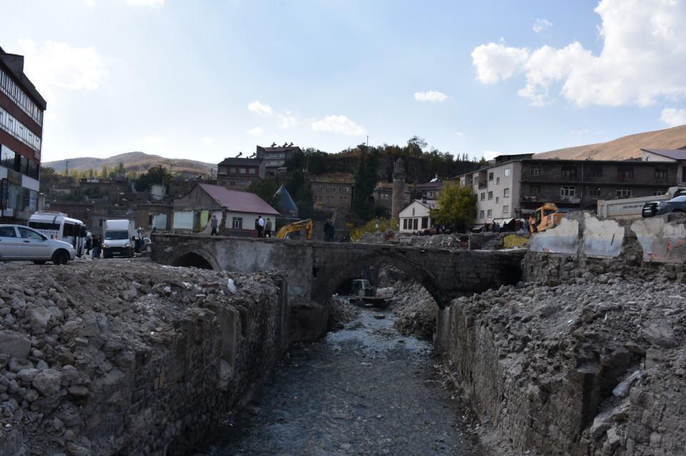 <p>Şehrin tarihi dokusunun ortaya çıkarılması için önemli bir projedir. Bir takım aksaklıklar var. Bunu inkar edemeyiz. Dere üstünde onlarca köprü var.</p>