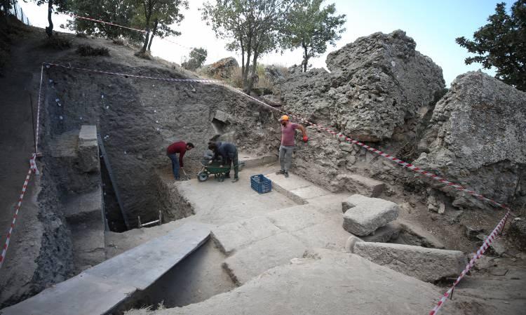 <p>Çanakkale Onsekiz Mart Üniversitesinden (ÇOMÜ) Prof. Dr. Cahit Çağlar Yalçıner ve Yunus Can Kurban tarafından alanda jeofizik ölçümlerin gerçekleştirildiğini ve bu sayede geçtiğimiz yıl altarın (adak adanan ve kurban kesilen dini yapı, sunak) yerinin tespit edilerek, bu yıl kazıldığını dile getirdi.</p>
