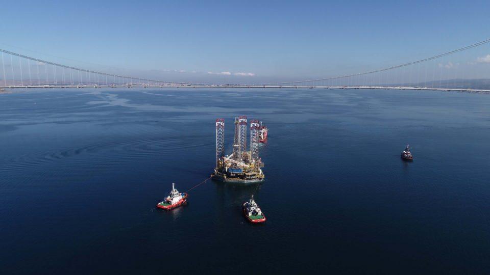 <p>Saat 07.30 sıralarında Kıyı Emniyeti Genel Müdürlüğü'ne bağlı Türkiye'nin ilk acil müdahale gemisi Nene Hatun tarafından çekilmeye başlanan platform, yaklaşık 5 saatte köprünün altından emniyetli bir şekilde geçirildi. </p>
