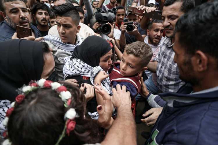 <p><strong>Gazze'ye gelin geldi, Hayfa ziyaretinde gözaltına alındı</strong></p>

<p>Hayfa kenti doğumlu Ebu Kumeyl, Gazze'ye gelin olarak geldikten sonra burada yaşamaya başladı.</p>
