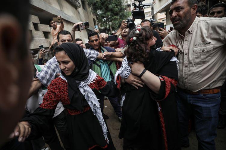 <p>İsrail makamları, Filistinli kadını "ailesini ziyaret ettiği 2014 yılında casusluk amacıyla Hayfa Limanı'nın fotoğraflarını çektiği" gibi birtakım suçlamalarla 6 yıl hapis cezasına çarptırdı.</p>
<p> </p>