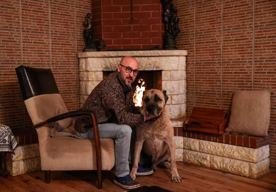 <p>Beraber yaşadığı her hayvanın beslenmesine özen gösterdiğini aktaran Akkök, sözlerini şöyle sürdürdü:</p>
<p>"Kuru mama diye bilinen hazır yemleri hem çok pahalı hem de çok sağlıksız buluyorum. Bu yemlerin ortalama 2-3 sene raf ömürleri var. </p>