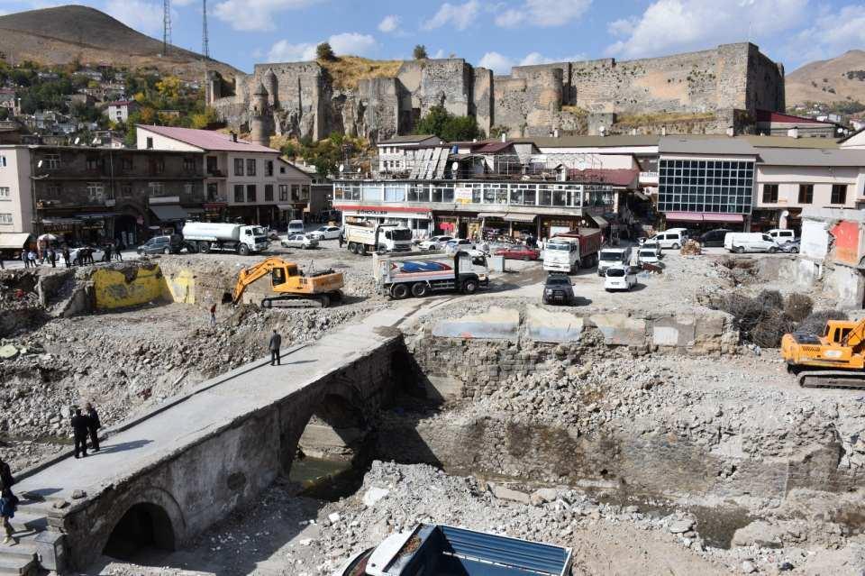 <p>Demirtaş, yaşadığı her medeniyetten izler taşıyan Bitlis’in Mitanilerle başlayan tarih yolculuğunda birçok medeniyete de ev sahipliği yaptığını belirtti. Demirtaş, “Bitlis çok eski medeniyet şehri. Binlerce yıllık tarihi olduğu zaten biliniyor. Araştırmalar neticesinde milattan önce 2 binlerde kurulduğu ortaya çıkmıştır. Bitlis ilk defa Mitaniler döneminde kurulmuş. Kurulduktan sonra da gelişimini kısa sürede sağlıyor.</p>