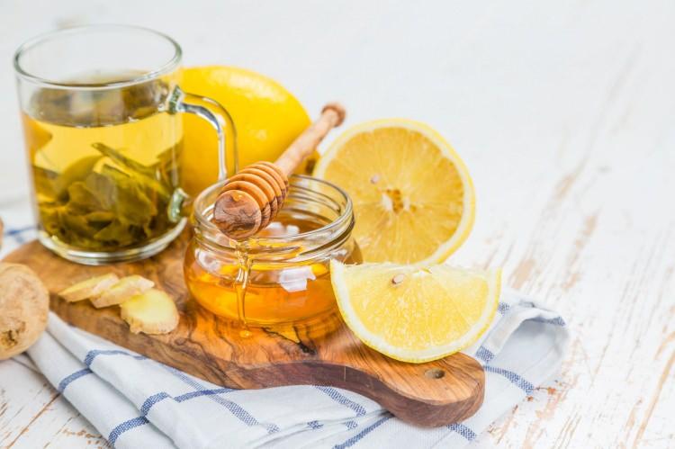 <p><strong>GÜNDE EN AZ İKİ BARDAK </strong></p>
<p><strong>Limonlu ılık suyun içine yarım çay kaşığı bal ekleyip tükettiğinizde vücutta virüs ve bakterilerin organlara ya da hücrelere yapışmasını engellemiş olursunuz.</strong></p>