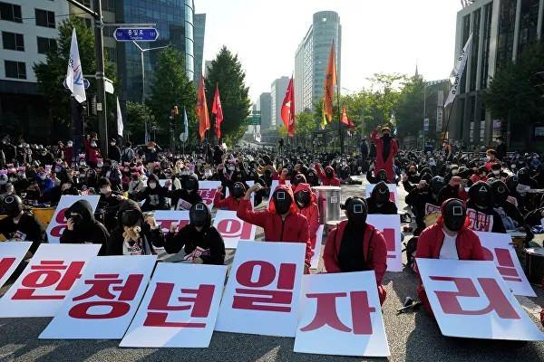<p>Güney Kore'de on binlerce işçi, çalışma koşullarının iyileştirilmesi talebiyle greve gitti. Sokağa çıkan işçiler, ülkede büyük bir kesiminin gelir eşitsizliği nedeniyle 'Squid Game' dizisindeki gibi hayatta kalma mücadelesi verdiğini dile getirdi.</p>

<p> </p>

<p> </p>
