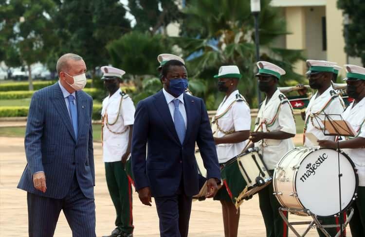 <p>Erdoğan, Gnassingbe Eyadema Uluslararası Havalimanı'nda Togo Cumhurbaşkanı Faure Essozimna Gnassingbe tarafından karşılandı.</p>

<p> </p>
