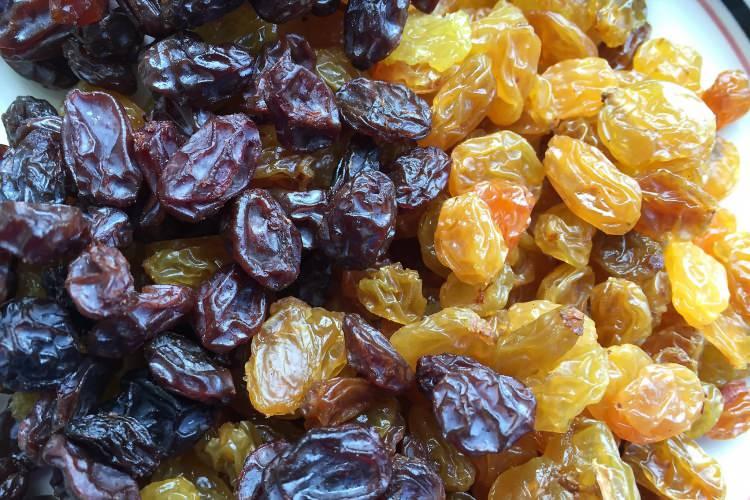 <p><strong>KURU ÜZÜM</strong></p>
<p> </p>
<p><strong>Vücutta çeşitli nedenlerle görülen kemik ve kas ağrısı için günde bir avuç siyah kuru üzümün faydalı olduğunu vurguluyor. Özellikle son yıllarda koronavirüs gibi hastalıklar nedeniyle görülen vücut ağrıları için de uzmanların önerdiği besinlerden biridir. </strong></p>