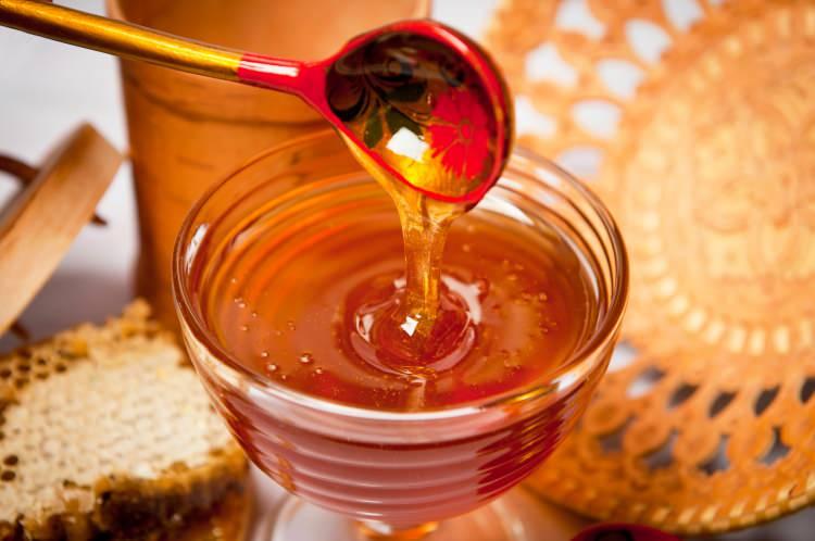 <p><strong>BAL</strong></p>

<p> </p>

<p><strong>Kan yapıcı hücreleri artırarak vücutta kan oranını yüksetir. Aynı zamanda üçlü bir iltihap temizleyicisidir. İbn-i Sina balın petekli yenilmeisni tavsiye eder. </strong></p>
