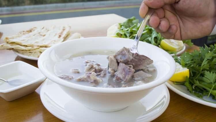 <p><strong>KELLE PAÇA</strong></p>

<p> </p>

<p><strong>Vücuttaki kolejen oranını artırarak hücrelerin daha  genç kalmasını sağlar. Ayrıca orantılı kilo almak isteyenlere de kelle suyu tavsiye eder. </strong></p>

<p> </p>
