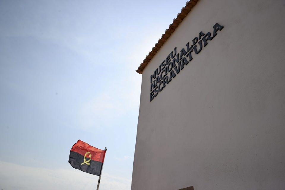 <p>Afrika'da kölelerin çoğu Gana ve Senegal'den toplansa da Batı yarımküreye ayak basan 5 milyondan fazla kölenin de Angola'dan geldiği, Kuzey Amerika'ya gönderilen yaklaşık 400 bin Afrikalının dörtte birinin de köle ticaretine on yıllar boyunca hakim olan Portekizliler tarafından sömürgeleştirilen Angola'dan toplandığı biliniyor.</p>

<p> </p>
