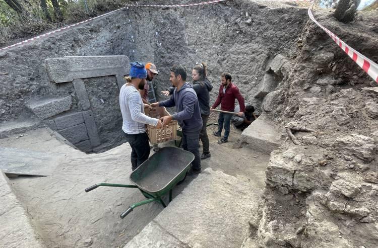 <p><strong>- "Serçe parmağının tırnağı kadar küçük buluntular elekten kaçmıyor"</strong></p>

<p>Öztepe, duvar sistemine bakıldığında çarşının, kentin kuruluş evresi olan Helenistik döneme ait olduğunu, bunun da 2 bin 200 yıllık bir yapı anlamına geldiğini vurguladı.</p>

<p> </p>
