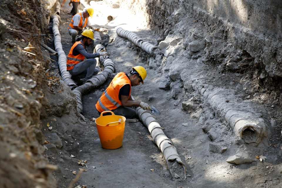 <p><em>Su şebekesinin dönemin teknolojisiyle "künk" denilen pişirilmiş topraktan yapılan borulardan oluştuğunu belirten Koç, şöyle devam etti:</em></p>

<p>"Su şebekesi Osmanlı döneminde Kanuni Sultan Süleyman'ın Diyarbakır'a gelişi ile halkın susuzluk talepleri doğrultusunda yapılmış bir çalışmanın ürünü. Kanuni Sultan Süleyman, Irakeyn seferleri sırasında 4 defa Diyarbakır'a gelmiştir. </p>
