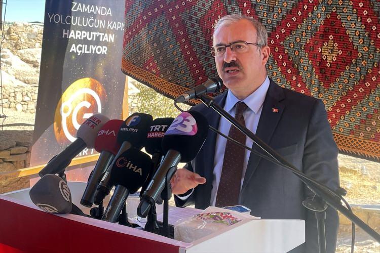 <p>Daha önce ortaya çıkarılan kalenin hemen orta bölümündeki kutsal alanın Koruma Kurulundan izni alınarak geç dönem niteliksiz duvarları kaldırıldı ve kutsal alan bütünlüğü sağlandı. </p>
