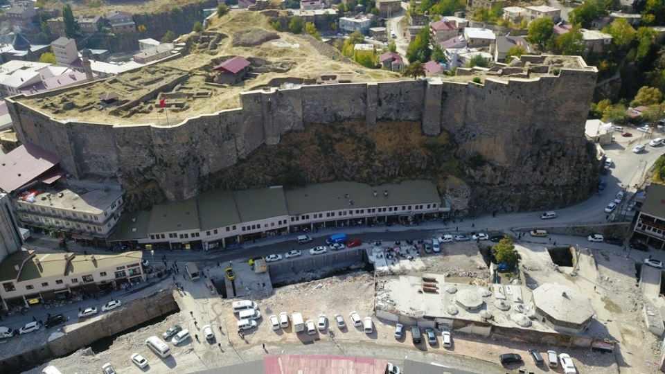 <p> Bana göre bu proje Bitlis’in tarihi dokusunu tamamıyla ortaya çıkarmaya yetmez. Daha başka projelerle bunu daha ileriye götürmek gerekir. </p>