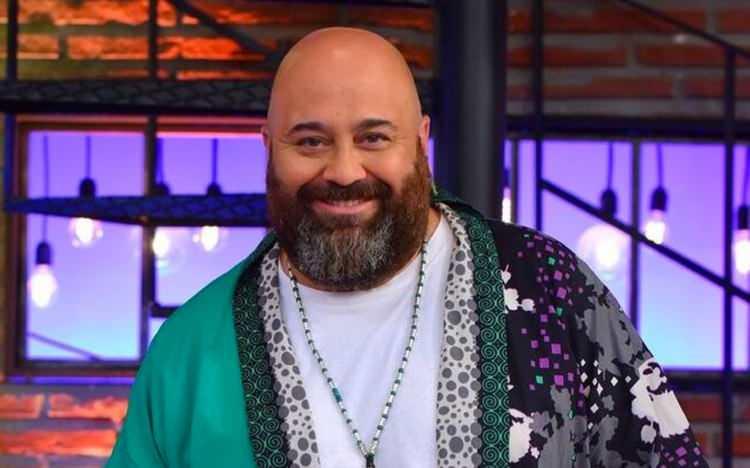 <p><strong>SOMER SİVRİOĞLU KİMDİR?</strong></p>
<p><strong>Masterchef yarışmasında jüri üyeleri arasında ünlü şefler, Mehmet Yalçınkaya, Danilo zanna ve Somer Sivrioğlu yer almaktadır. </strong></p>